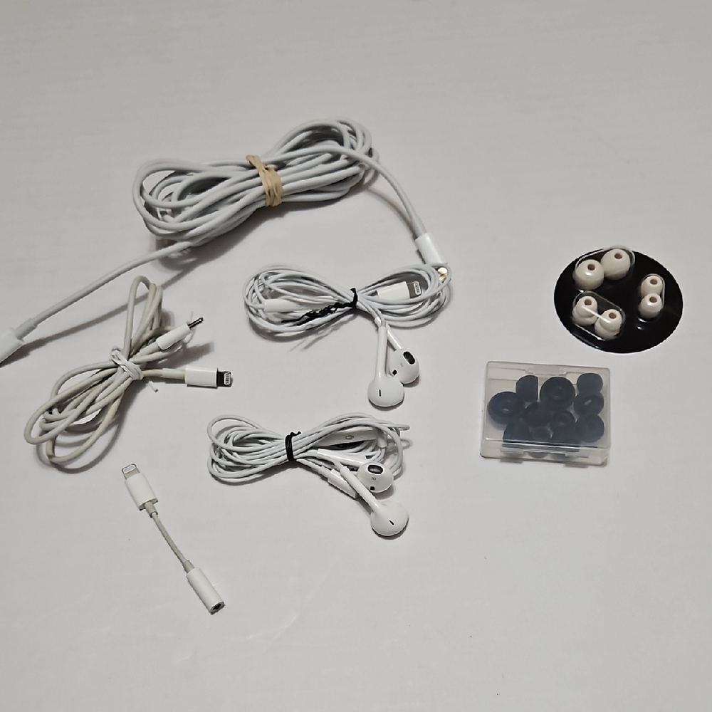 White Wired Apple Ear Buds with Accessories - Picture 1 of 7